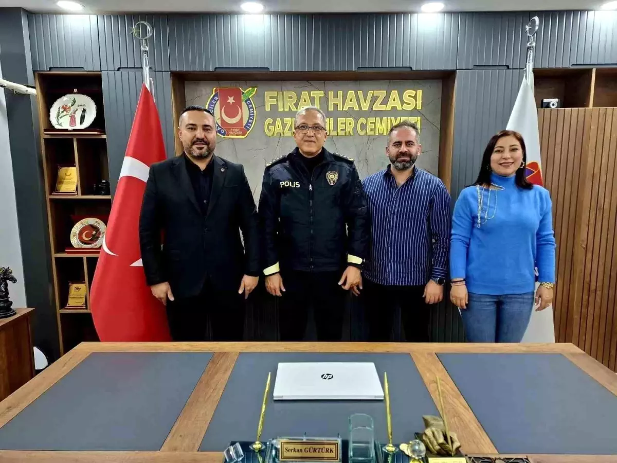 Elazığ Emniyet Müdürü Karayel'den Gazetecilere Özel Kutlama
