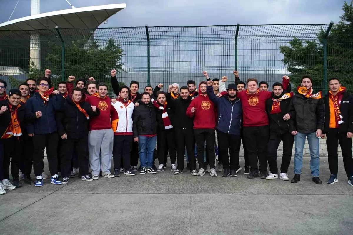 Galatasaray Taraftarları Super Kupa Finali Öncesi Stadyumu Doldurdu