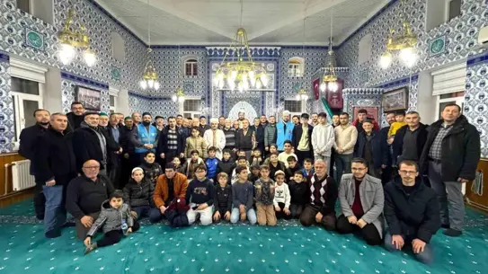 Etkinlik sırasında gençlerin camide bir araya geldiği an