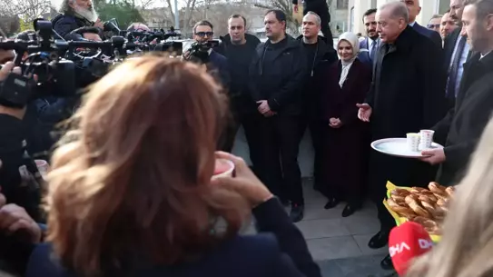 Erdoğan gazetecilere simit ve meyve suyu ikram ediyor