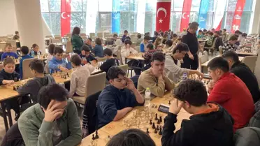 Satranç tahtası ve genç katılımcılar