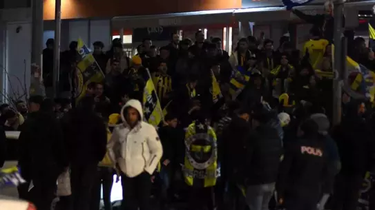 Fenerbahçe oyuncuları Süper Kupa kupasını kaldırıyor