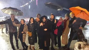 Koleda kutlaması sırasında dans eden katılımcılar