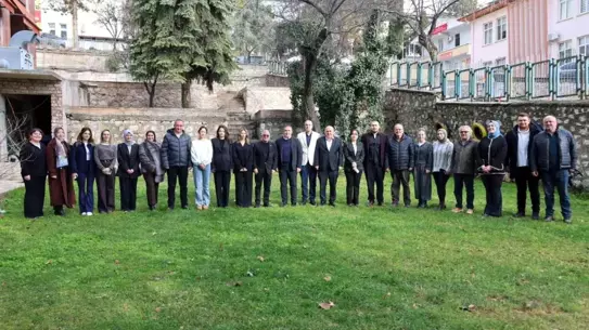 Vali Sözer, gazetecilerle bir arada