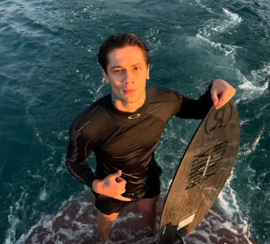 Çakal sahnede rap performansı