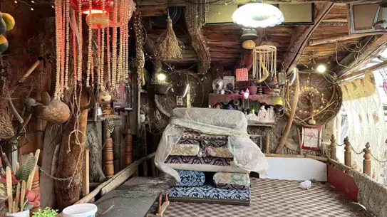 Mehmet Özceran’ın bahçesindeki sergi alanı