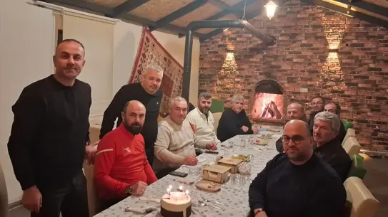 Toplantı sırasında konuşma yapan siyasi parti temsilcileri