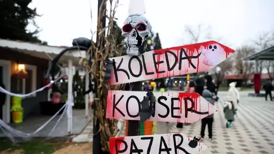 Koleda etkinliğinde sahne performansı