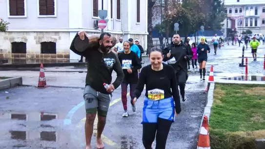 Yağmur altında maraton koşucuları