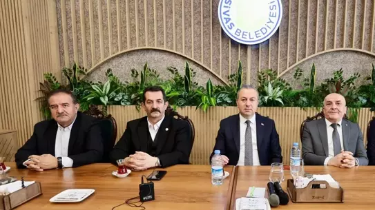 Başkan Adem Uzun, gazetecilere tebrik konuşması yapıyor