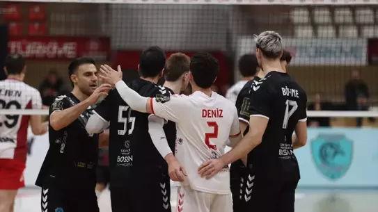 Maçın önemli anlarından bir fotoğraf