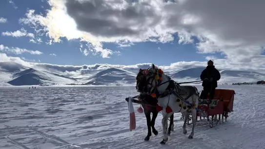 Çıldır Gölü'nde kar motoru sürüşü