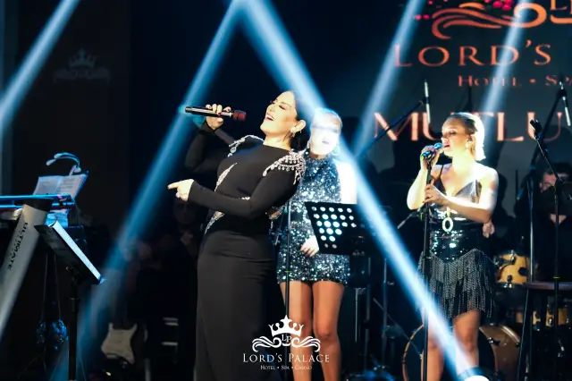 Aşkın Nur Yengi sahnede dans ederken