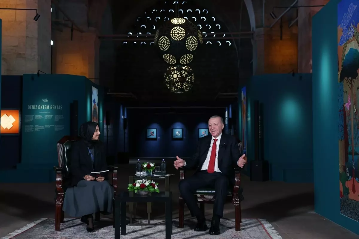 Cumhurbaşkanı Erdoğan, Hane İslam Eserleri Sergisi'nde Sanatçılarla Buluştu