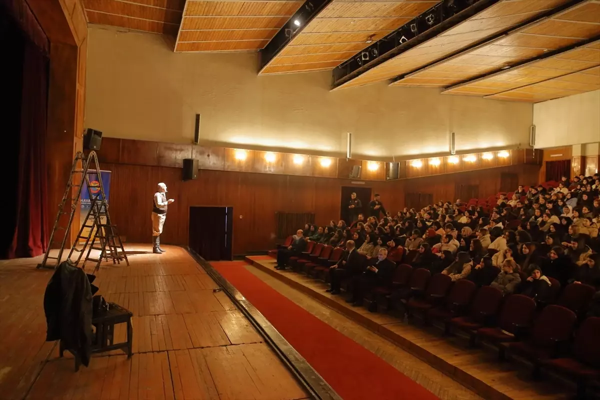 Vecihi Hürkuş Tiyatrosu Çorum’da Sahne Aldı: ‘Bir Tayyareci Vecihi Hürkuş’ Öğrencilerle Buluştu