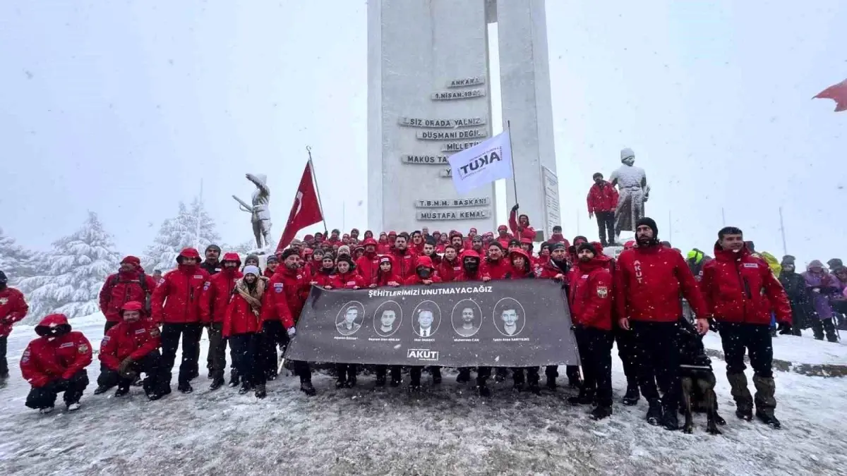 AKUT Bozüyük'ten Metristepe'de 18. Yıl Anma Yürüyüşü Karların Altında Gerçekleşti