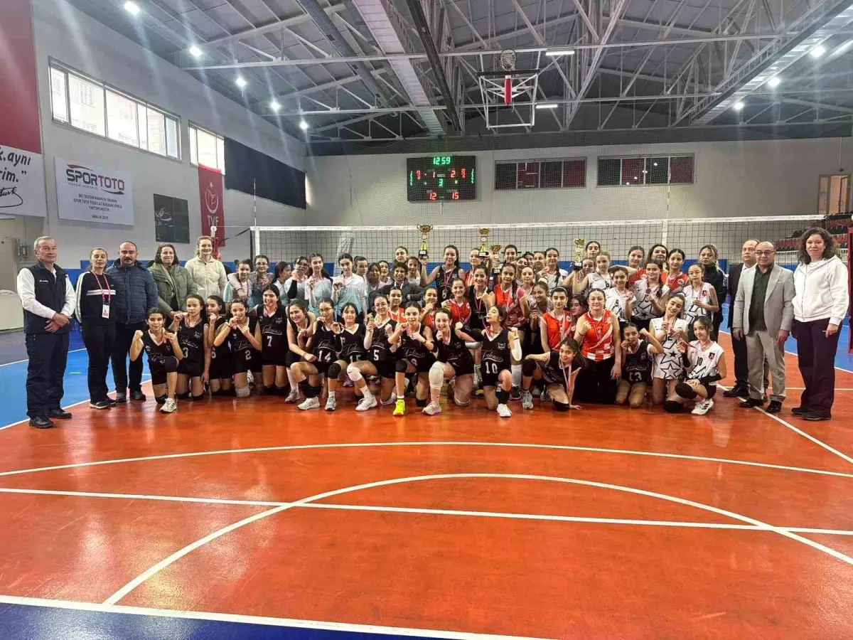 Eskişehir'de Küçük Kız Voleybol Müsabakaları Sonuçlandı