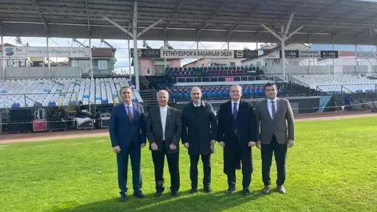 Maç öncesi sahada Galatasaray ve Fethiyespor ekipleri