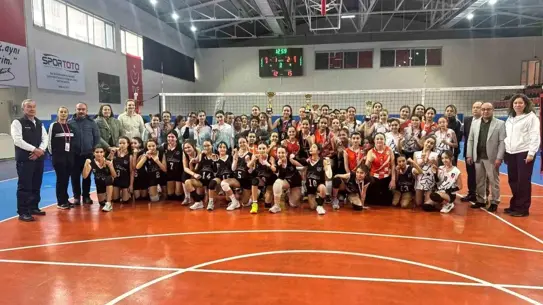 Voleybol küçük kız müsabakaları fotoğrafı