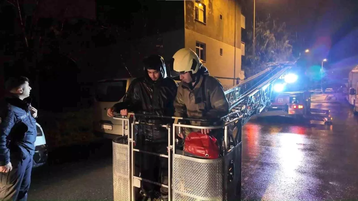 Sancaktepe'de Çatıdaki Kurtarma Operasyonu: Gençler Yağmur Altında Mahsur Kaldı