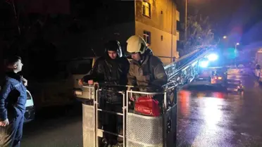 İtfaiye merdiveniyle indirilen gençler