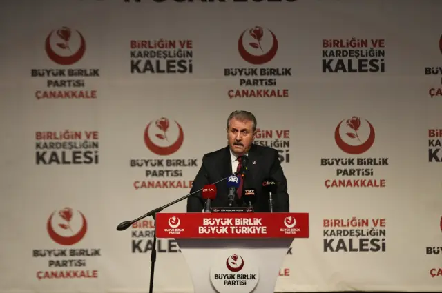 Destici'nin önerisini tartışan katılımcılar