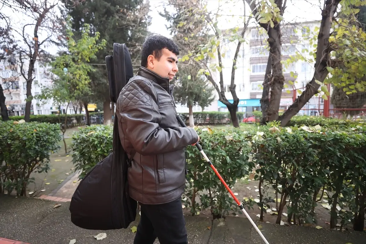 Görme Engelli Genç Taha’nın Bağlama ile Sahne Hayali