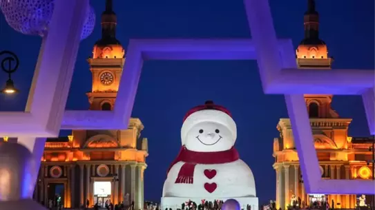 Harbin’da 19 metre yüksekliğindeki dev kardan adam