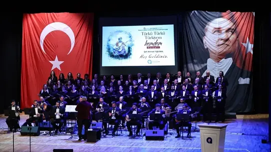 Konser sahnesinde Türkü performansı