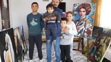 Dirsekleriyle çizilmiş detaylı bir portre