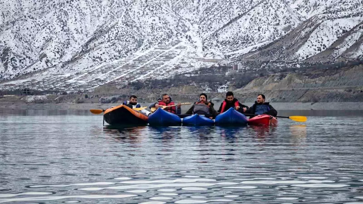 Tortum Gölü’nde Renkli Kano Festivali Göz Kamaştırdı