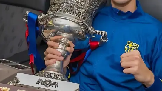 Barcelona futbolcuları THY uçağında kupa ile