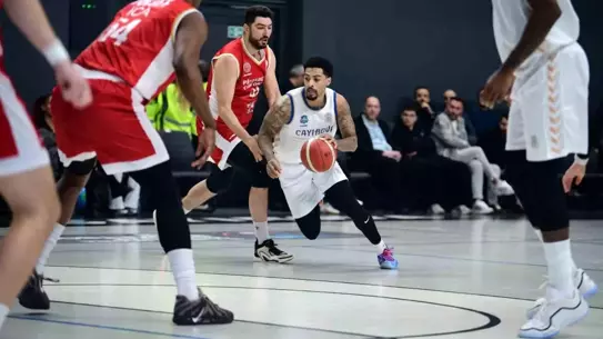 Maç öncesi Çayırova Belediyesi ve OGM Ormanspor takımları