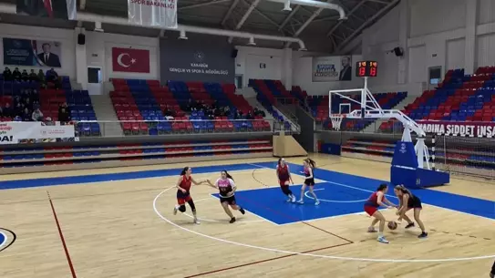 Genç basketbolcuların maç anı