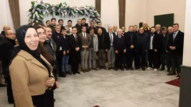 Başkan Önal ve gazeteciler birlikte poz veriyor