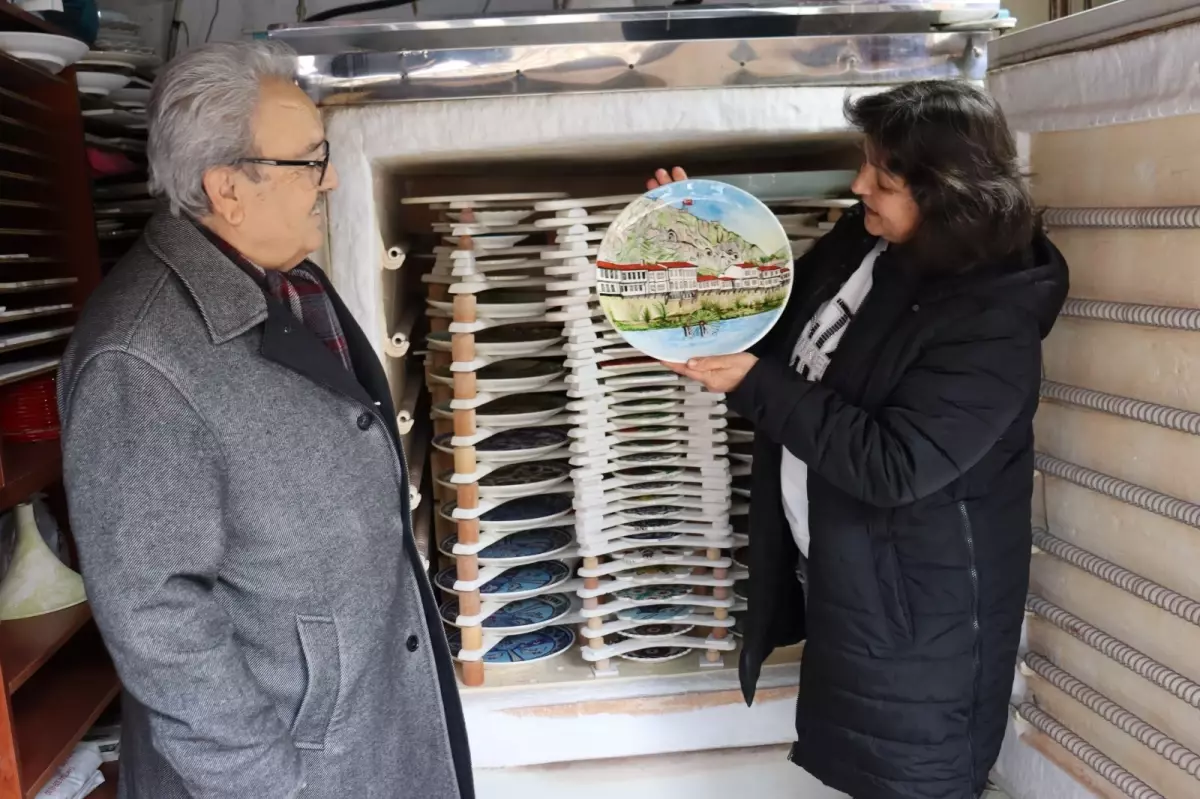 74 Yaşındaki Ahmet Kara, Amasya’da Çini Sanatı Kursunda 8 Yıllık Yolculuğunu Paylaşıyor