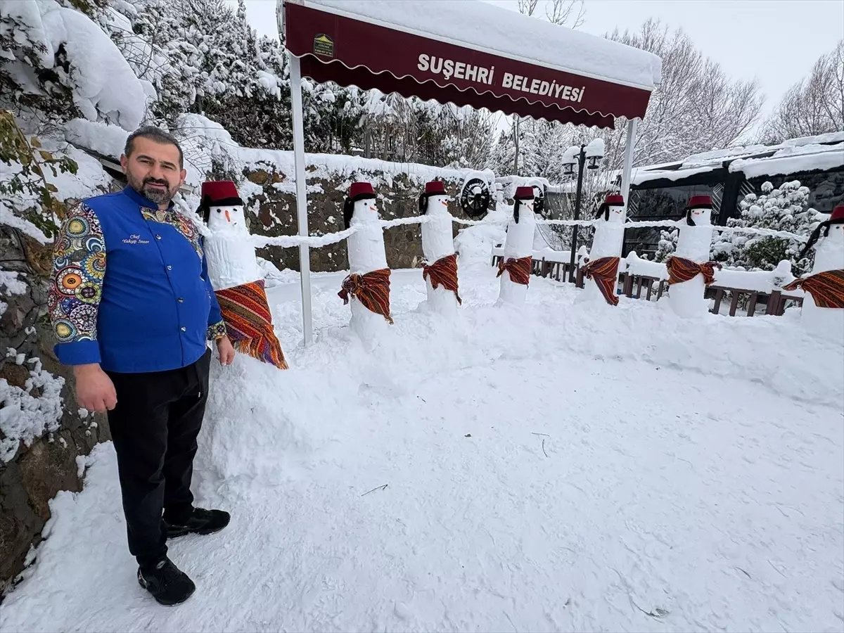 Suşehri'nde Kardan Folklor Ekibi Şehrin Sokaklarını Renklendirdi