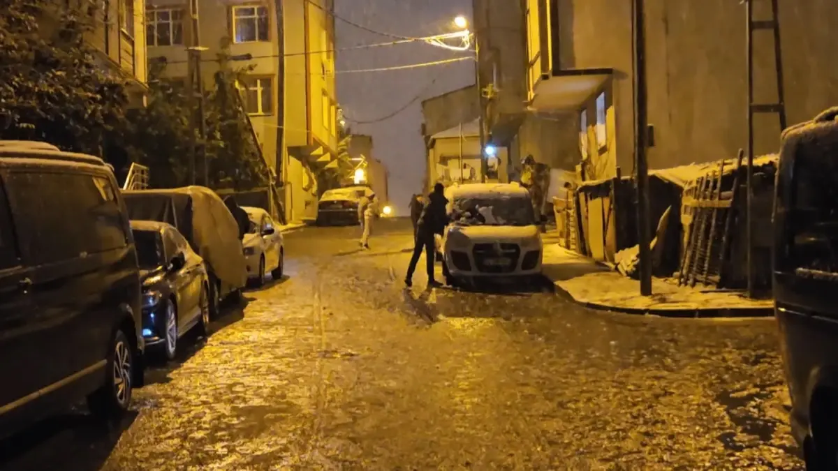 İstanbul’da Kar Altında Sıra Dışı Anlar: Şaşırtıcı Tıraş ve Neşeli Kartopu Savaşı