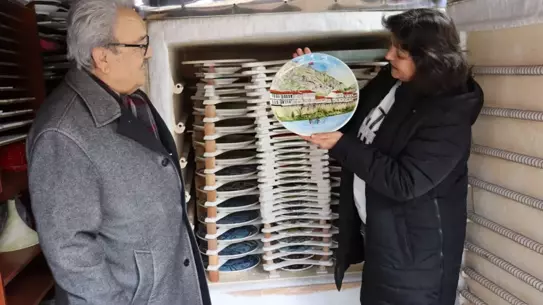 Ahmet Kara’nın çini çalışması