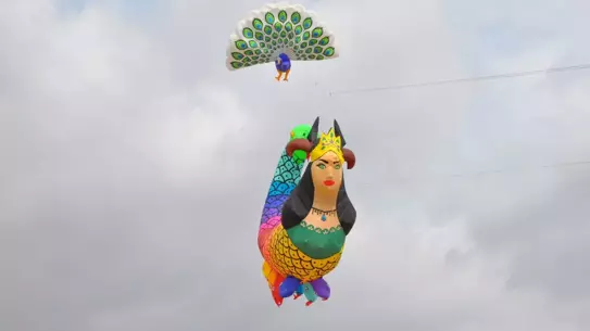 Uçurtma gökyüzünde süzülürken Zahit Mungan