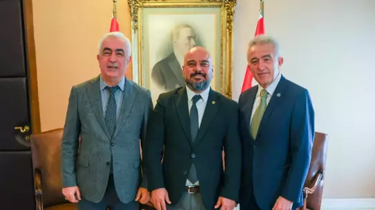 Bahçeli'nin foto muhabirleriyle bir arada olduğu an