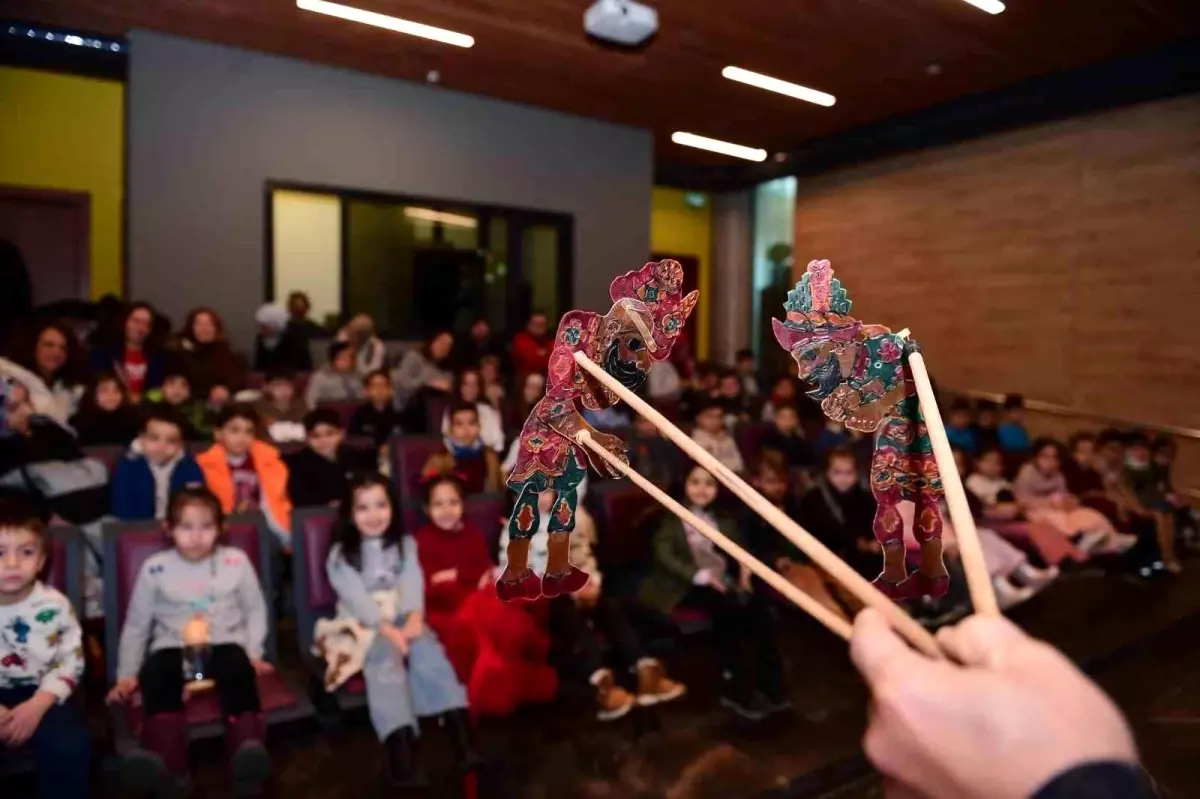 Osmangazi Belediyesi'nden Çocuklarla Renkli Karagöz Gösterisi