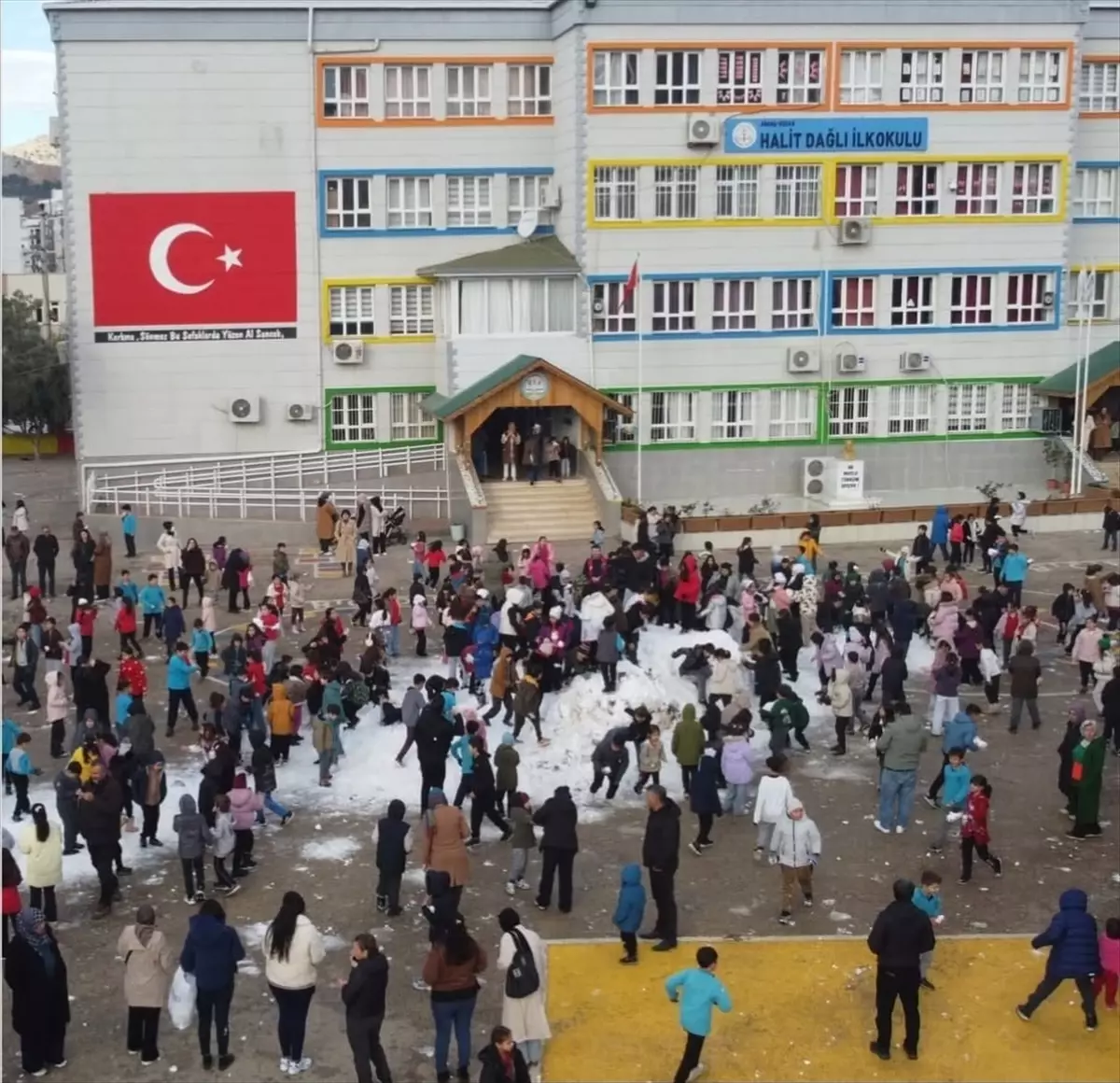 Saimbeyli Belediyesi'nden Öğrencilere Sürpriz Kar ve Sucuk Ekmek Keyfi