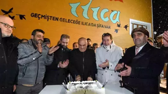 Aziziye’de gazeteciler sahlep eşliğinde halay çekerken