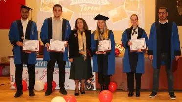 Mezuniyet töreni sahnesi