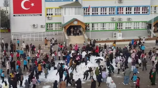 Öğrenciler kar içinde sucuk ekmek yiyerek