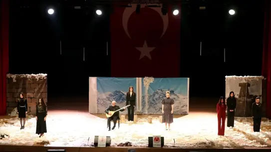 Etkinlikte sahnede duygusal bir an