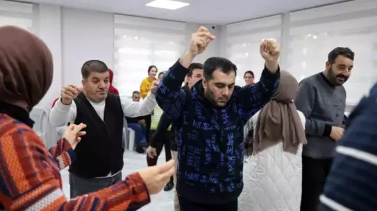 Müzik dolu halay gecesinde özel bireyler