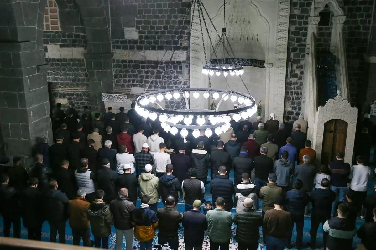 Diyarbakır ve Çevre İlçelerde Miraç Kandili Çocuklarla Birlikte Kutlandı