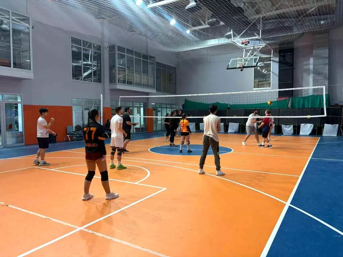 Düzce Gençlik Merkezinde Gençlerin Düzenlediği Voleybol Maçları Coşkusu